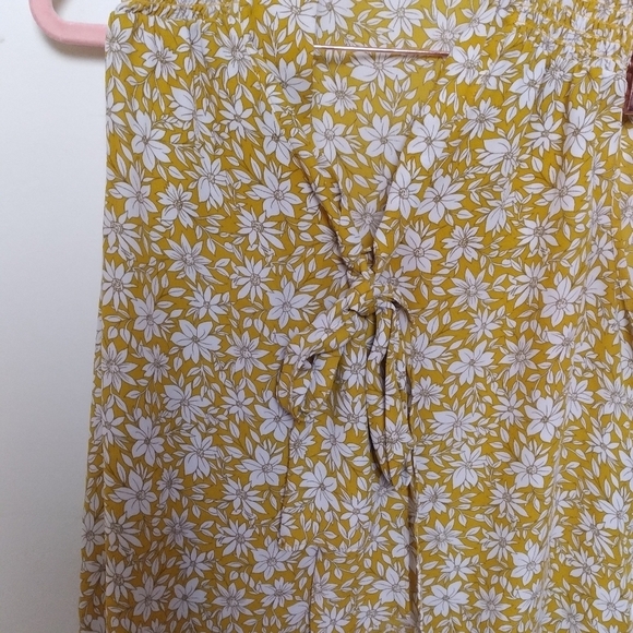 Cynthia Steffe Mustard Yellow and White Bow Sleeveless Blouse Size Medium - Picture 5 of 11